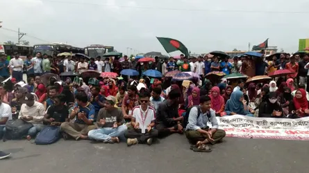 রবীন্দ্র বিশ্ববিদ্যালয়ের স্থায়ী ক্যাম্পাসের দাবিতে শিক্ষার্থীদের অবরোধ
