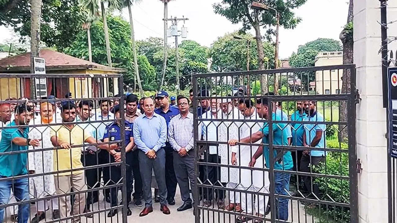 দুই দিন বন্ধ থাকার পর রবীন্দ্রনাথ ঠাকুরের কাছারি বাড়ি উন্মুক্ত