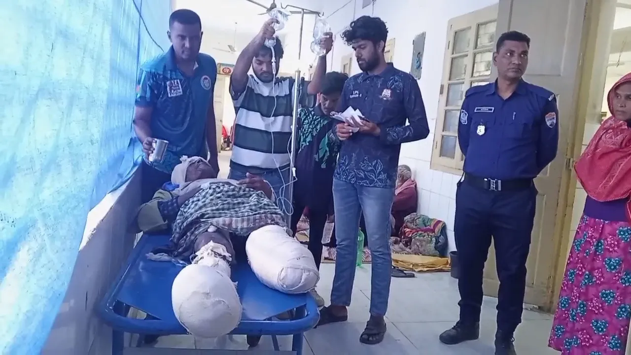 চুয়াডাঙ্গায় ট্রেনের হুকে লুঙ্গি আটকে দুই পা কাটা গেলো বাদাম বিক্রেতার