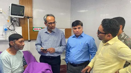 শিশু রামিসার বাবাকে দেখতে হাসপাতালে বিএনপি নেতা ডা: রফিক