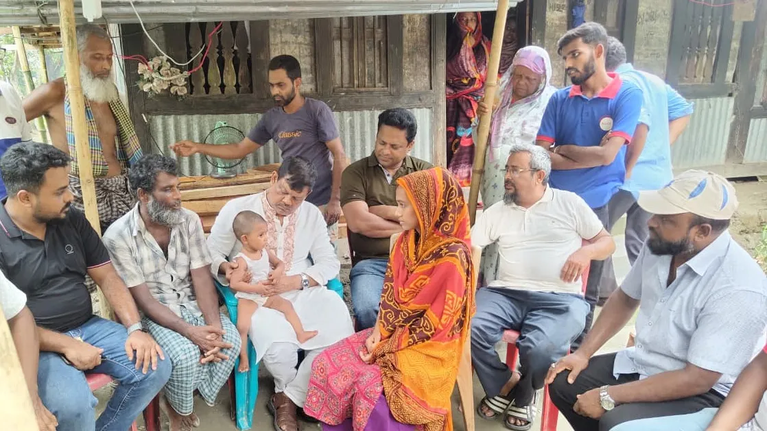 নৃশংসভাবে খুন হওয়া নাজমুলের পরিবারের পাশে বিএনপি নেতা রহমাতুল্লাহ