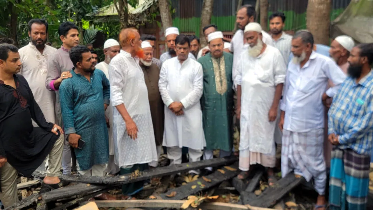 বুখাইনগরে অগ্নিকাণ্ডে ক্ষতিগ্রস্ত পরিবারের পাশে বিএনপি নেতা রহমাতুল্লাহ
