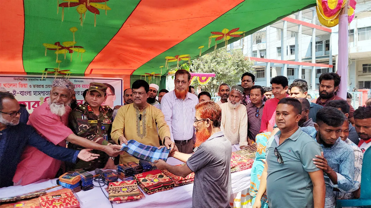 বরিশালে পেশাজীবী পরিষদের ঈদ উপহার বিতরণ