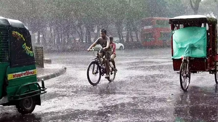 কোনো উদ্যোগ কাজে আসছে না : বৃষ্টির পরও দূষণে শীর্ষে ঢাকা