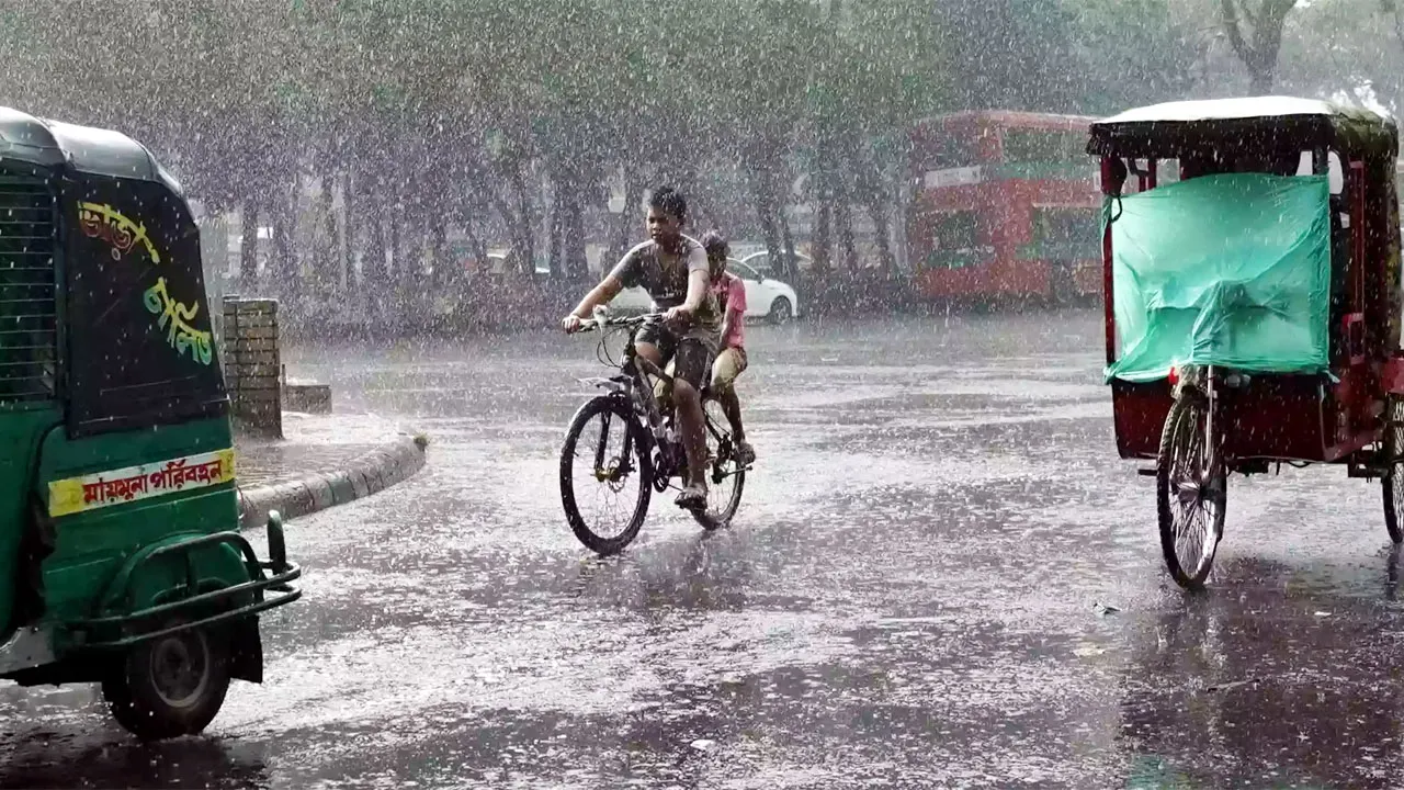 কোনো উদ্যোগ কাজে আসছে না : বৃষ্টির পরও দূষণে শীর্ষে ঢাকা