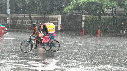 শ্রাবণের সকালে রাজধানীতে রিমঝিম বৃষ্টি