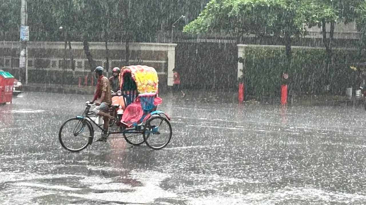শ্রাবণের সকালে রাজধানীতে রিমঝিম বৃষ্টি
