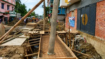 রায়পুরে ড্রেনের মাঝখানে বৈদ্যুতিক খুঁটি রেখেই ঢালাইয়ের প্রস্তুতি
