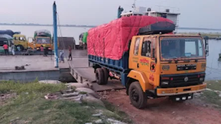 রাজবাড়ীর ধাওয়াপাড়া ফেরিঘাটে ট্রাকের এক্সেল ভেঙে ফেরি চলাচল বন্ধ