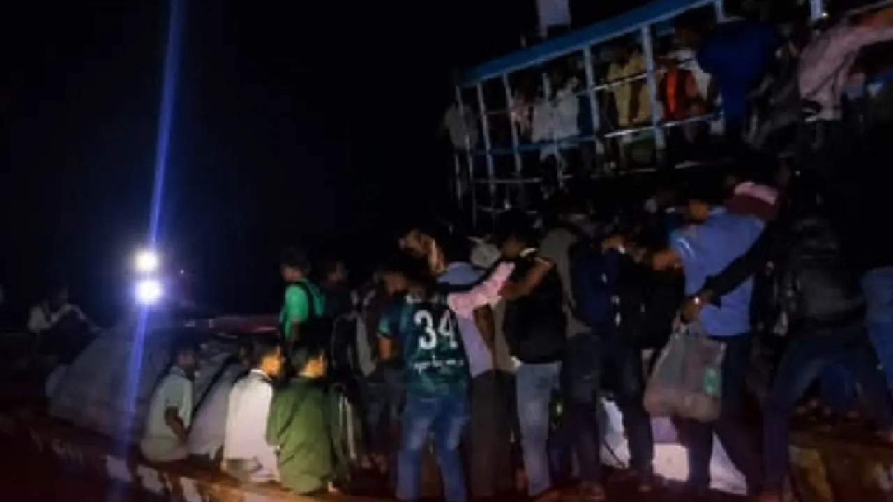 ৯৯৯ এর কলে দ্রুত অভিযান, পদ্মার ডুবো চরে আটকে পরা ৮৫ যাত্রী উদ্ধার