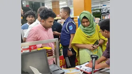 রাজবাড়ীর অভিজাত মার্কেটে মেয়াদোত্তীর্ণ পণ্য রাখার দায়ে ২ লাখ টাকা জরিমানা