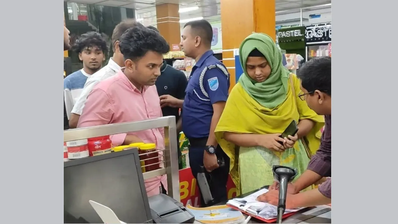 রাজবাড়ীর অভিজাত মার্কেটে মেয়াদোত্তীর্ণ পণ্য রাখার দায়ে ২ লাখ টাকা জরিমানা