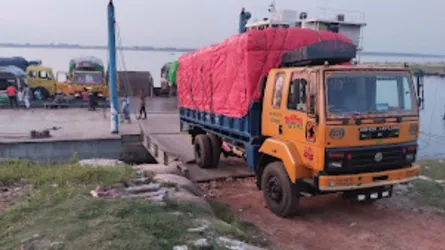 পদ্মায় তীব্র স্রোতে দৌলতদিয়ায় ২ ঘাট বন্ধ