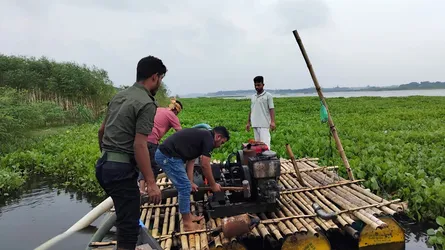 রাজবাড়িতে প্রশাসনের অভিযানে ভাঙা হলো অবৈধ ড্রেজার