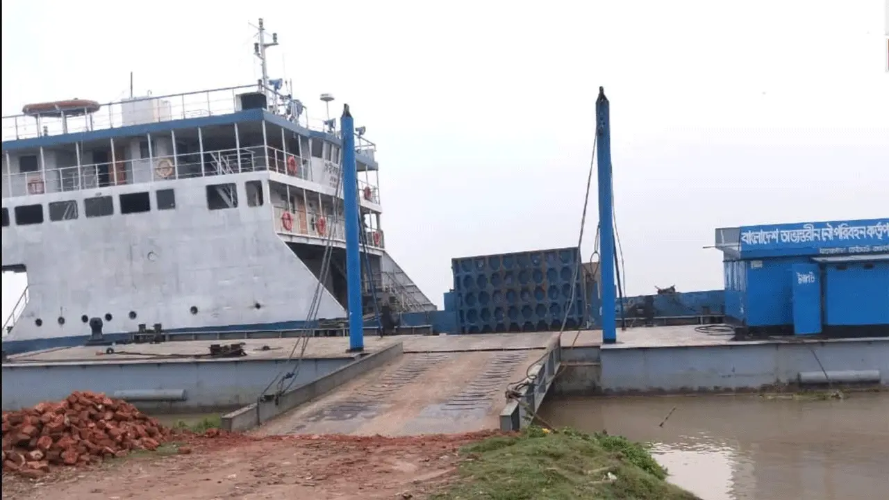 পদ্মায় ৩ দিন ধরে ফেরি চলাচল বন্ধ