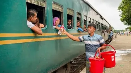 ট্রেনের যাত্রীদের পানি পান করিয়ে ছেলেকে খুঁজে ফেরেন মুন্নু