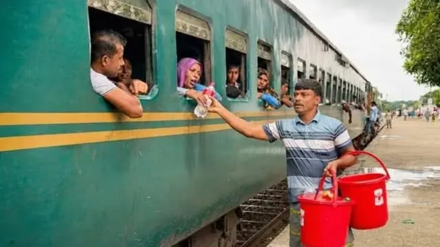 ট্রেনের যাত্রীদের পানি পান করিয়ে ছেলেকে খুঁজে ফেরেন মুন্নু