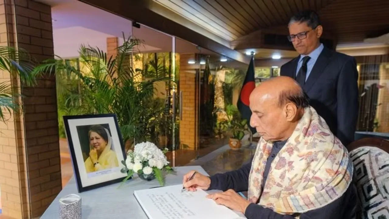 দিল্লিতে খালেদা জিয়ার শোকবইতে যা লিখলেন ভারতের প্রতিরক্ষামন্ত্রী