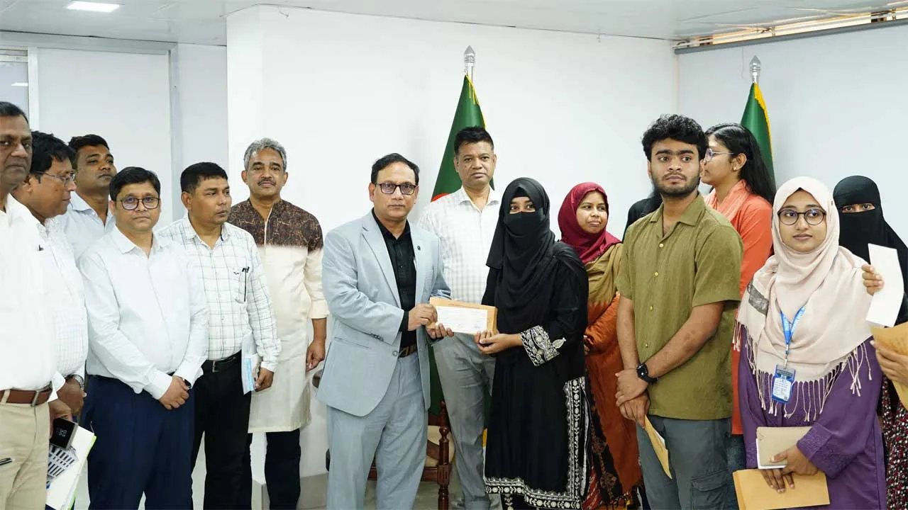 রাসিকের বৃত্তি পেলেন দরিদ্র ও মেধাবী শিক্ষার্থীরা