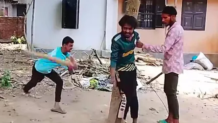 রাজশাহীতে যুবককে গাছে বেঁধে নির্যাতন: গ্রেফতার ২, একজনকে অব্যাহতি