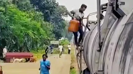 রাজশাহীতে চলন্ত ট্রেনের ওয়াগন থেকে তেল চুরি, ভিডিও ভাইরাল