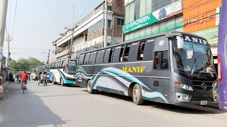 প্রশাসনের হস্তক্ষেপে পুনরায় রাজশাহীতে বাস চলাচল শুরু