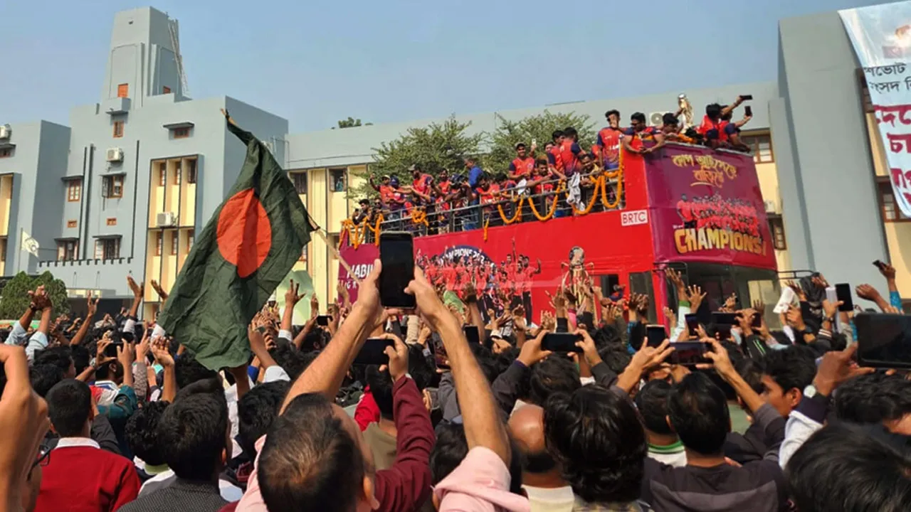 রাজশাহীতে ছাদখোলা বাসে বিপিএলের ট্রফি নিয়ে শান্ত–মুশফিকরা