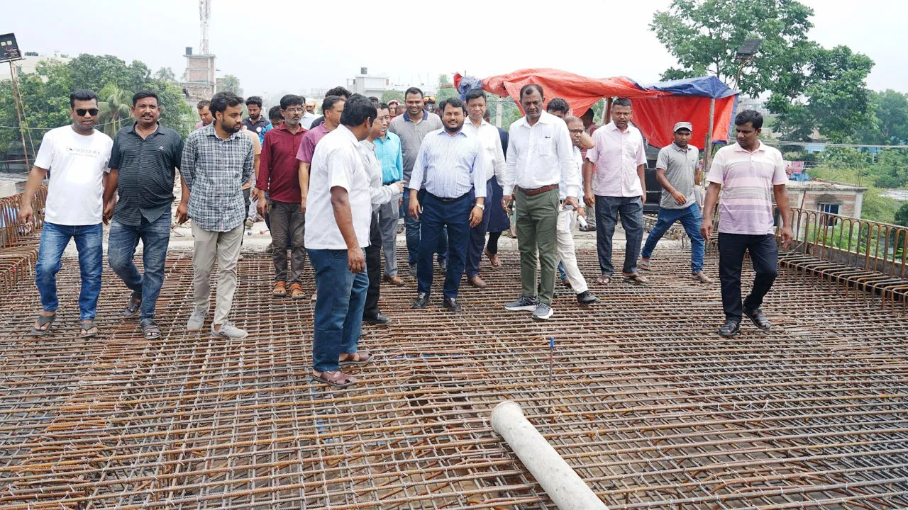 হড়গ্রাম রেলক্রসিং ফ্লাইওভারসহ বিভিন্ন উন্নয়ন কাজ পরিদর্শনে রাসিক প্রশাসক
