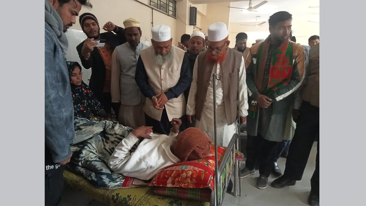 বিএনপির হামলায় আহত জামায়াত সমর্থক বাবা-ছেলের শয্যাপাশে অধ্যাপক মুজিবুর রহমান