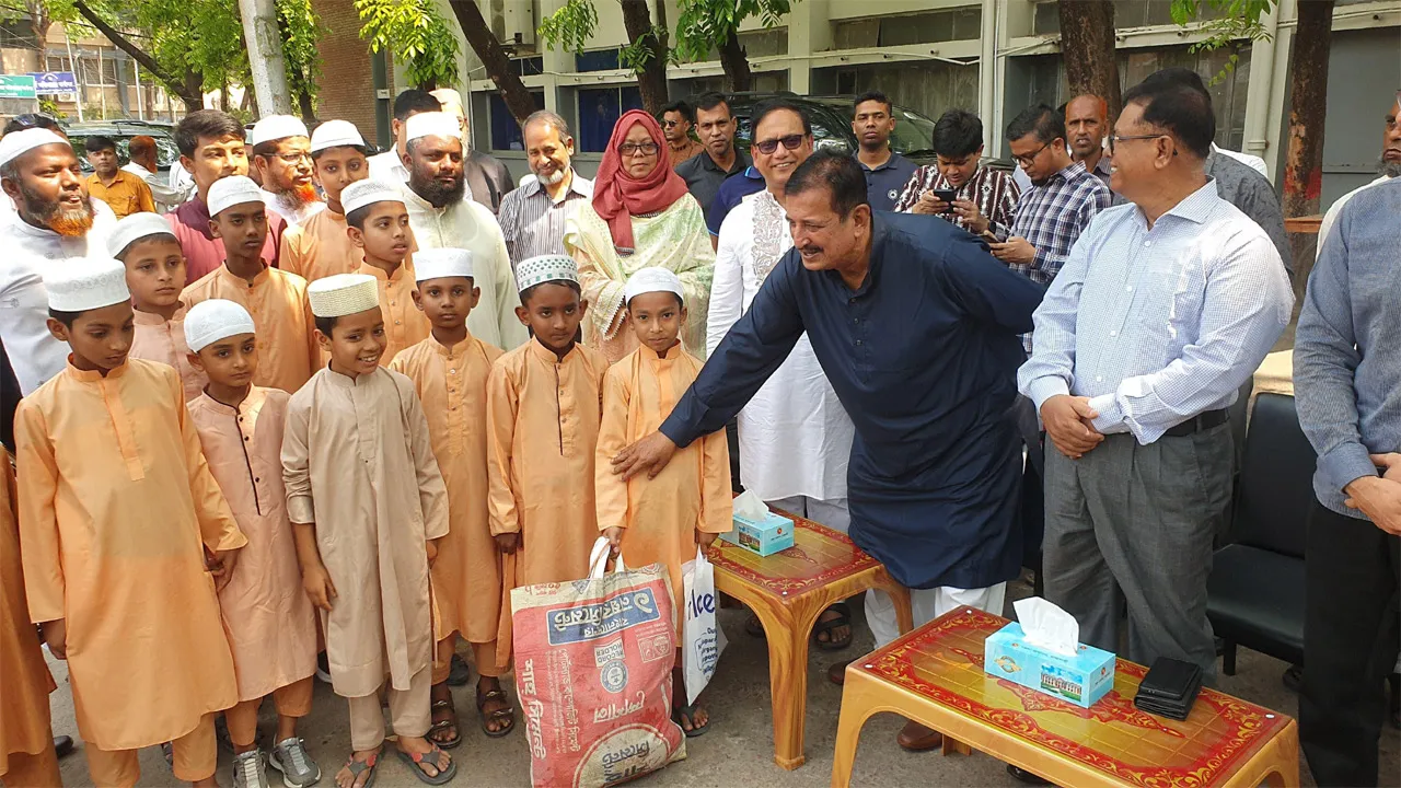 রাজশাহীতে এতিমখানা ও মাদরাসার শিক্ষার্থীদের মাঝে মাছ বিতরণ ভূমিমন্ত্রীর