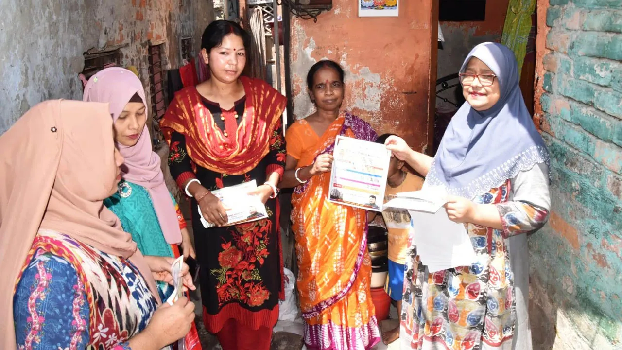 রাসিক প্রশাসকের নির্দেশে হাম রোগ প্রতিরোধে জনসচেতনতামূলক লিফলেট বিতরণ