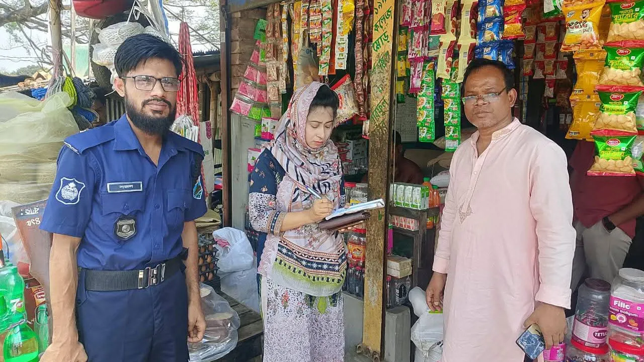 দুর্গাপুরে বেশি দামে তেল বিক্রির অভিযোগে ২০ হাজার টাকা জরিমানা