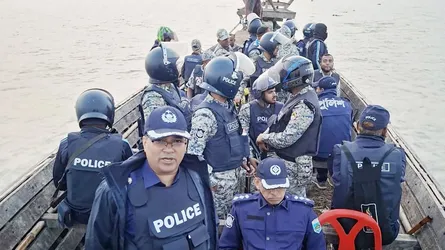 পদ্মার চরে ‘অপারেশন ফার্স্ট লাইট’ : কাকন বাহিনীর ২১ সদস্য গ্রেফতার