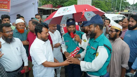 রাজশাহীতে রেড ক্রিসেন্টের উদ্যোগে পথচারীদের মাঝে ছাতা বিতরণ