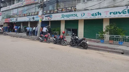 রাজশাহীতে আন্তঃজেলা ও দূরপাল্লার বাস চলাচল বন্ধ, ভোগান্তিতে যাত্রীরা