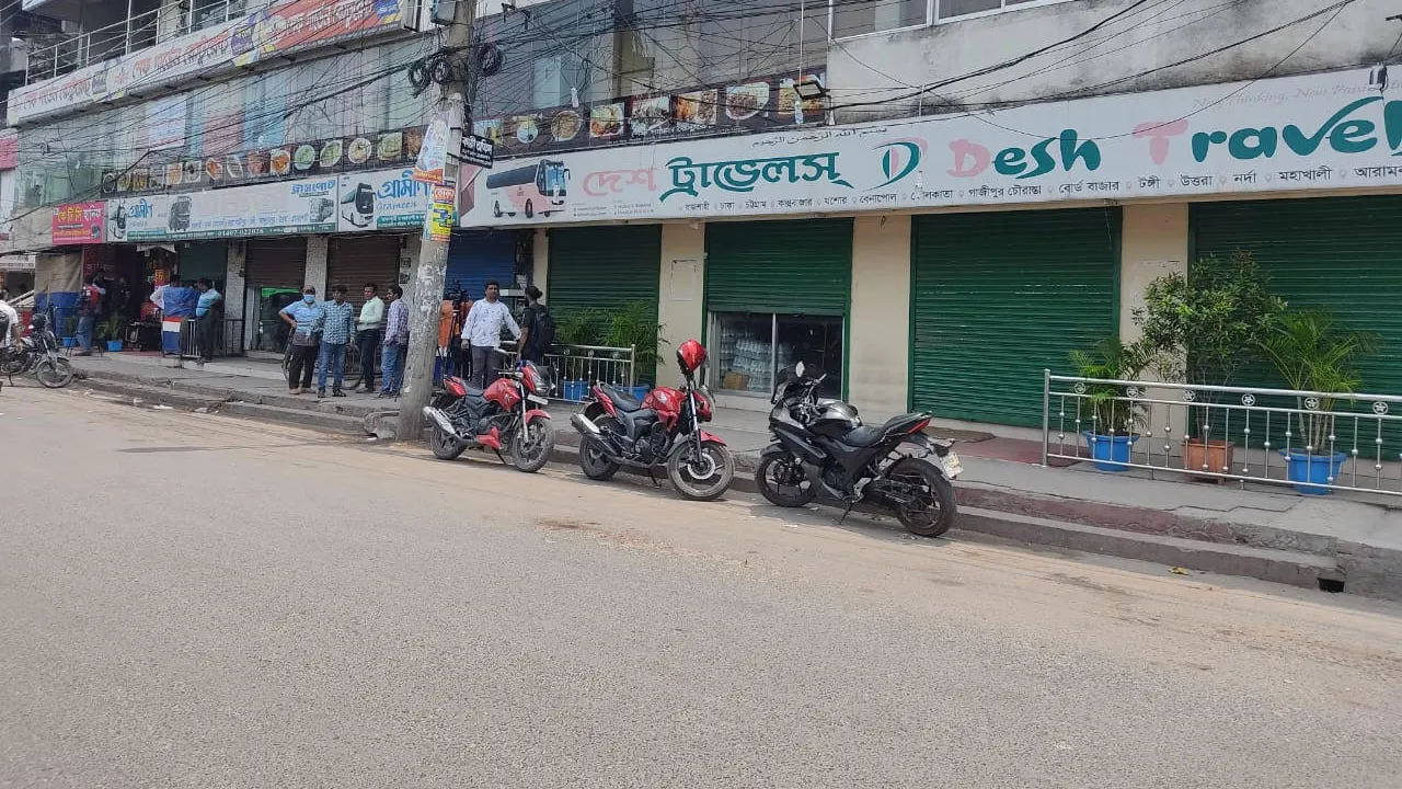 রাজশাহীতে আন্তঃজেলা ও দূরপাল্লার বাস চলাচল বন্ধ, ভোগান্তিতে যাত্রীরা