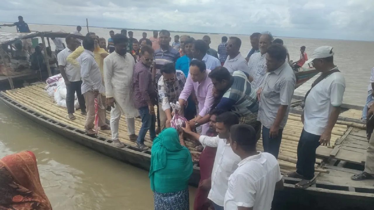 বাঘায় বন্যার্তদের মাঝে বিএনপি নেতা মানিকের ত্রাণসামগ্রী বিতরণ