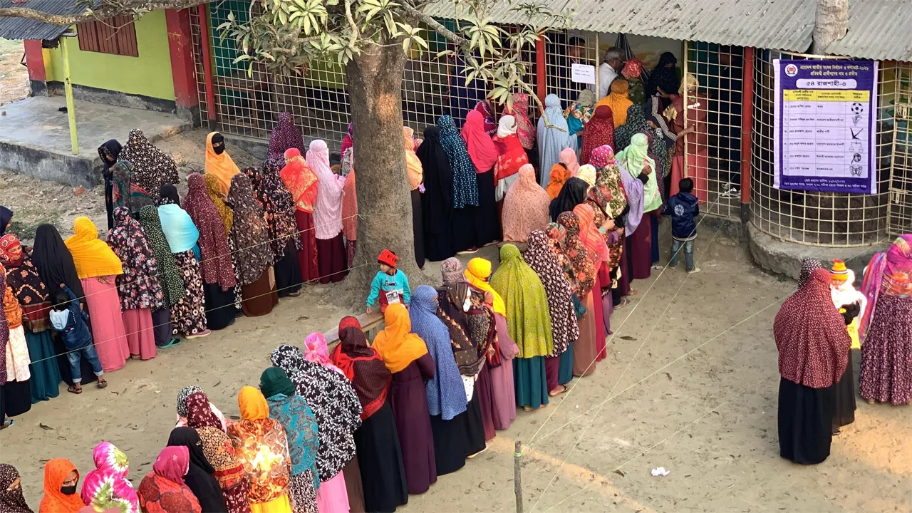 শান্তিপূর্ণ ও উৎসবমুখর পরিবেশে রাজশাহীতে ভোটগ্রহণ শুরু