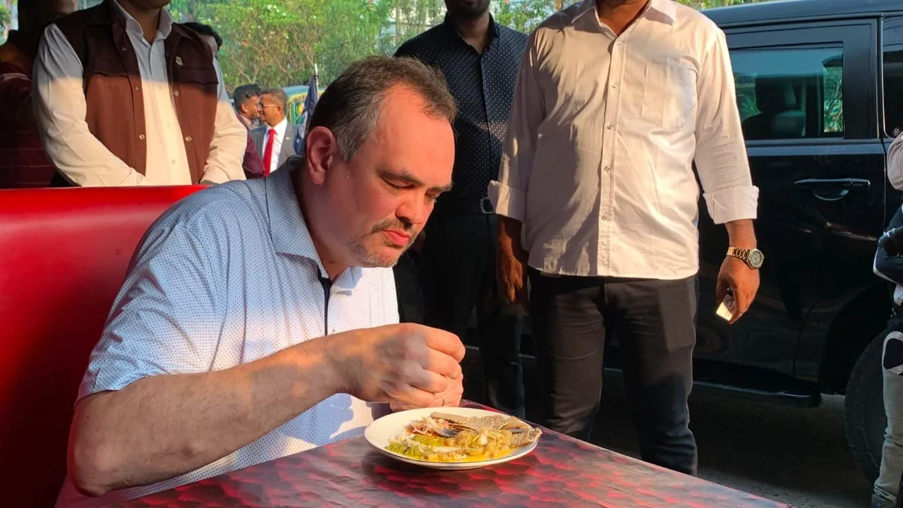 রাজশাহীর কালাই-রুটি খেয়ে প্রশংসা করলেন মার্কিন রাষ্ট্রদূত