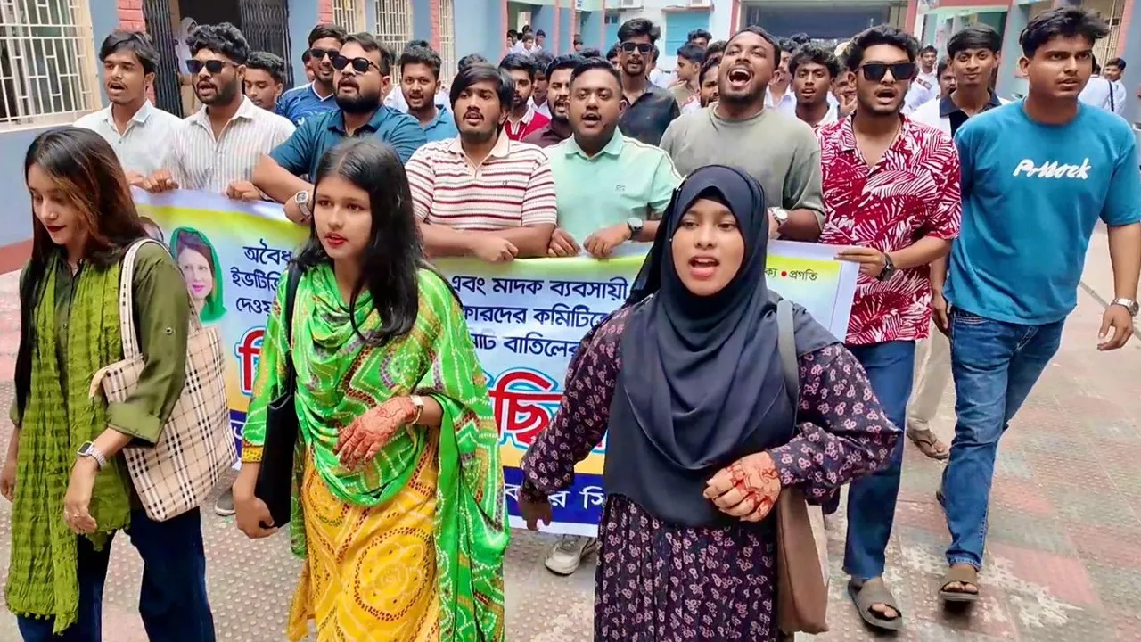রাজশাহীতে সিটি কলেজ ছাত্রদলের নতুন কমিটি বাতিলের দাবিতে বিক্ষোভ
