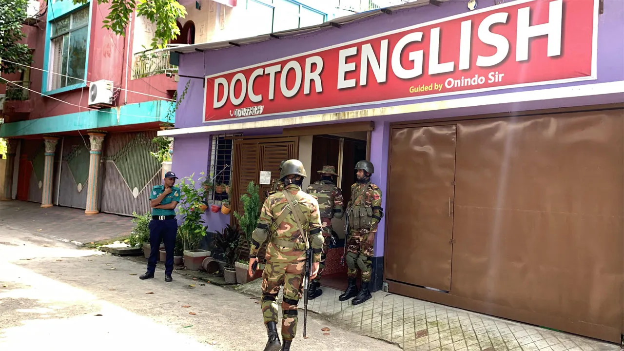 রাজশাহীতে আওয়ামী লীগ নেতার চাচাতো ভাইয়ের বাড়ি থেকে বিপুল অস্ত্র উদ্ধার