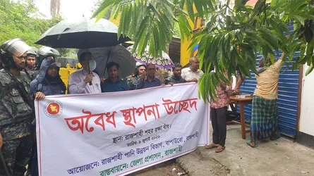 শহর রক্ষা বাঁধ ঝুঁকিমুক্ত করতে রাজশাহীতে অবৈধ স্থাপনা উচ্ছেদে যৌথ অভিযান