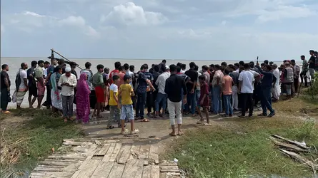 পদ্মায় নৌকাডুবিতে বাবা-ছেলে নিখোঁজ, ৬ যাত্রীকে জীবিত উদ্ধার