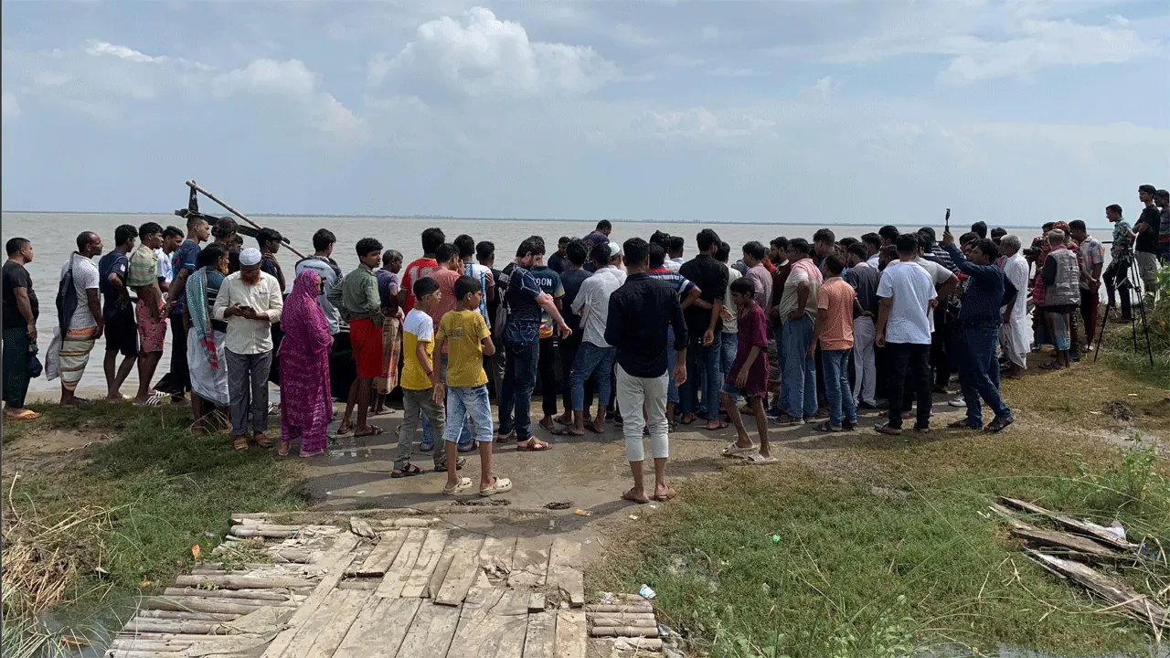 পদ্মায় নৌকাডুবিতে বাবা-ছেলে নিখোঁজ, ৬ যাত্রীকে জীবিত উদ্ধার