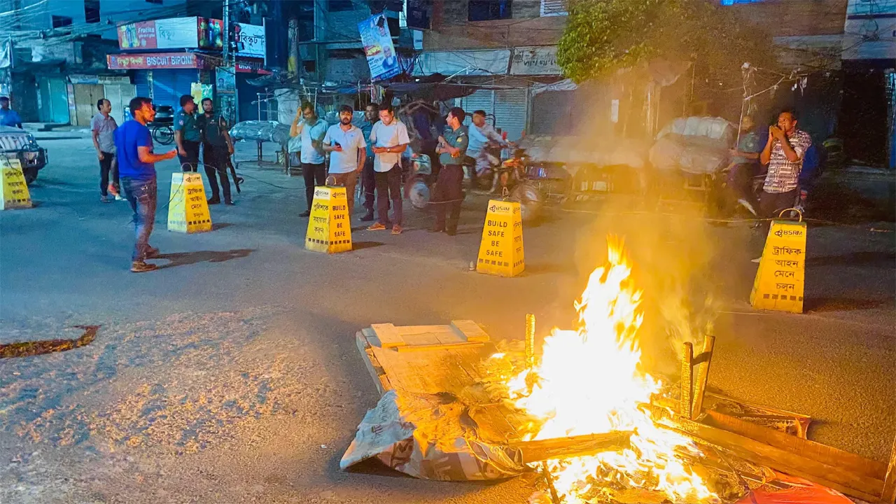 রাজশাহীতে জাতীয় পার্টির অফিস ভাঙচুর, সাইনবোর্ডে অগ্নিসংযোগ
