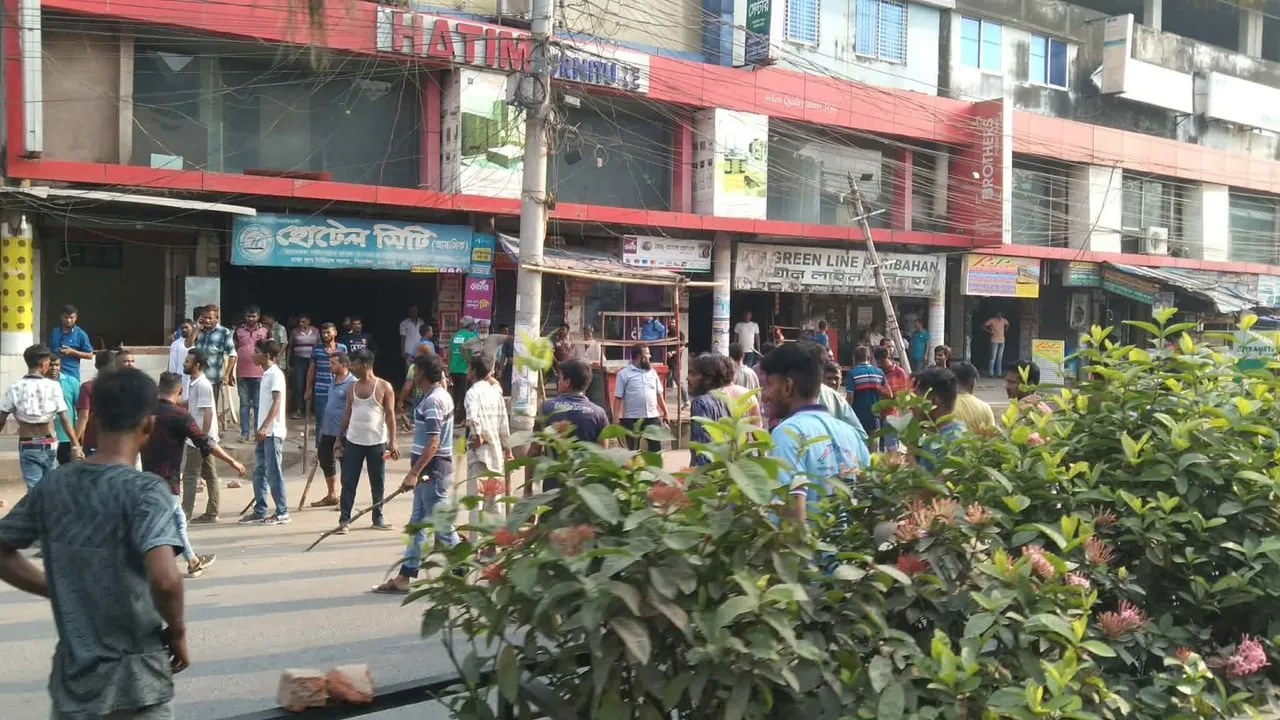 রাজশাহী মোটর শ্রমিক ইউনিয়ন দখল ঘিরে সংঘর্ষ, ককটেল বিস্ফোরণ