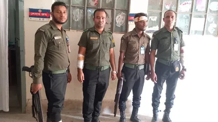 রামগড়ে মোবাইল কোর্টের সাথে স্থানীয়দের সংঘর্ষে ইউএনওসহ আহত ১৪