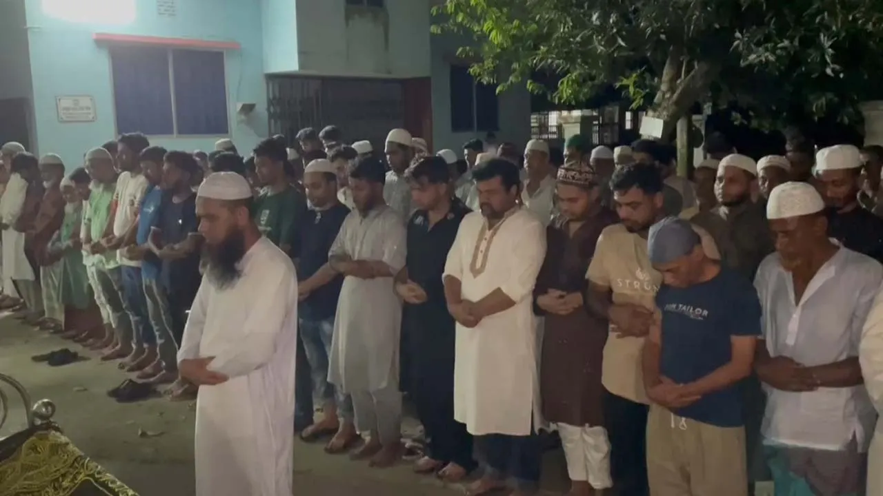 মুন্সীগঞ্জে দাদা-দাদির কবরের পাশে শিশু রামিসার দাফন সম্পন্ন