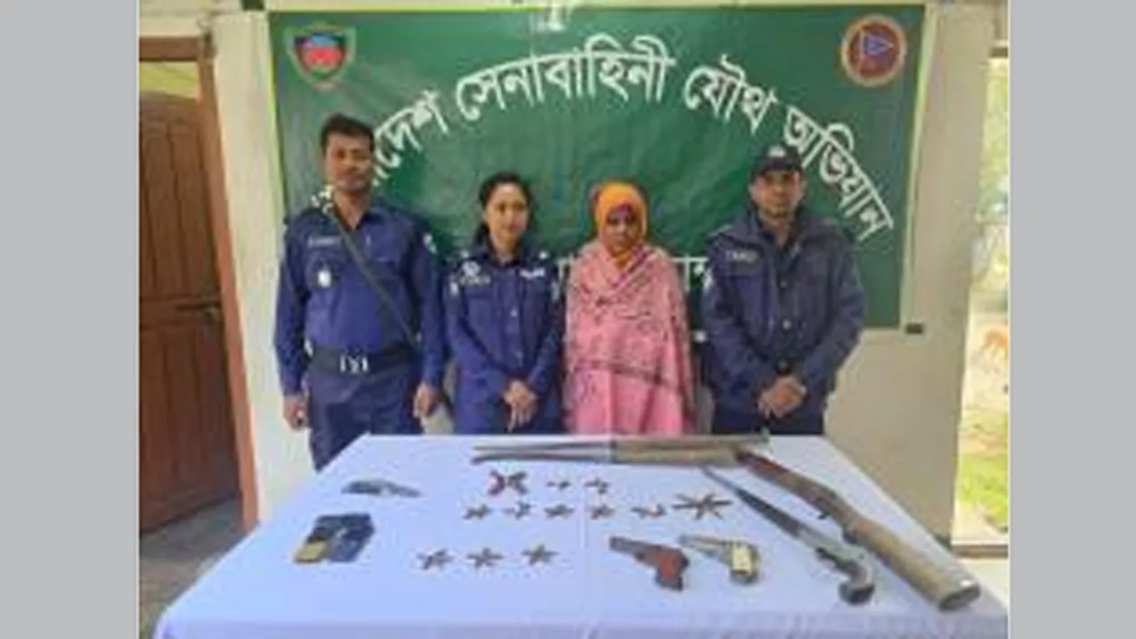 রামুতে বিপুল পরিমাণ অস্ত্র ও গুলিসহ নারী আটক