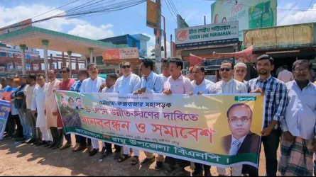 চট্টগ্রাম-কক্সবাজার মহাসড়ক ৬ লেনে উন্নীতকরণের দাবিতে রামুতে মানববন্ধন